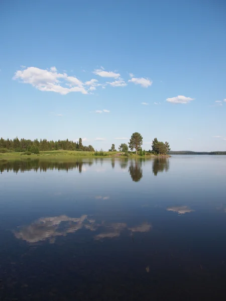 Beau lac dans le nord de la Carélie, Russie — Photo