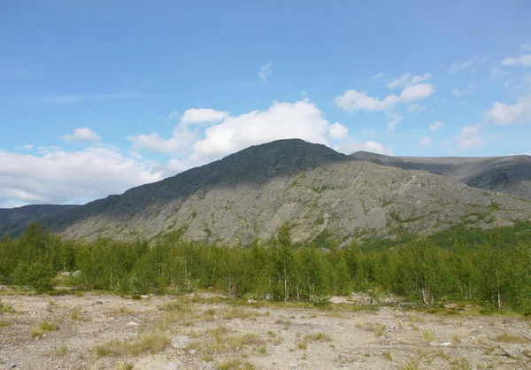 Grande montagne au nord de la Russie — Photo