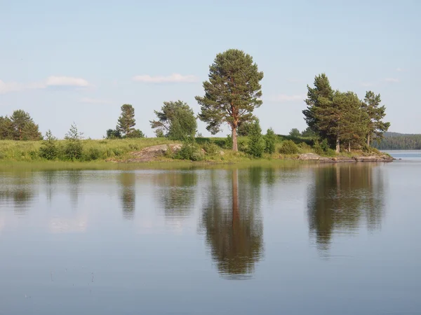 Prachtig meer in het noorden van Karelië, Rusland — Stockfoto