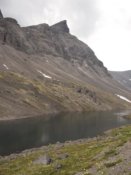 Gran montaña en el norte de Rusia — Foto de Stock