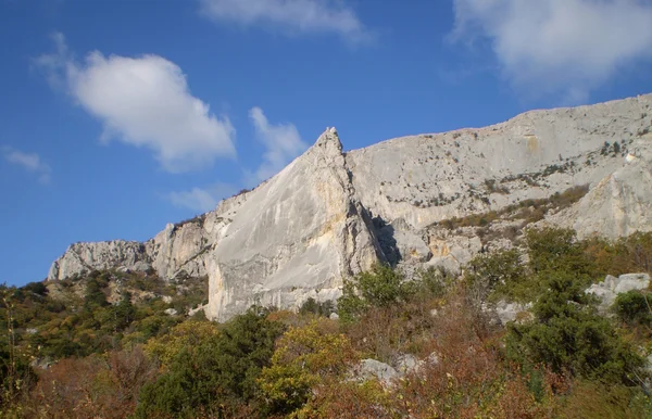 Roccia e cielo — Foto Stock