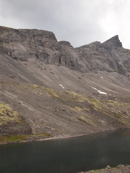 Gran montaña en el norte de Rusia — Foto de Stock