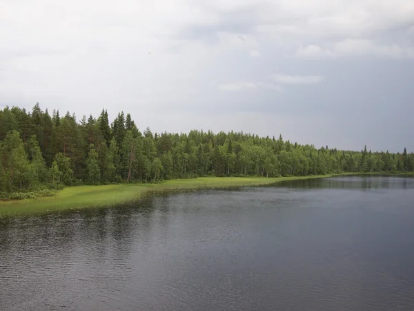 Costa del fiume in primavera. Carelia, Russia — Foto Stock