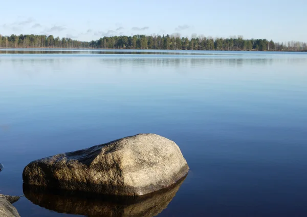 Pierre dans le lac — Photo