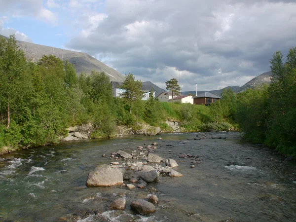 Hus i bergen vid floden — Stockfoto