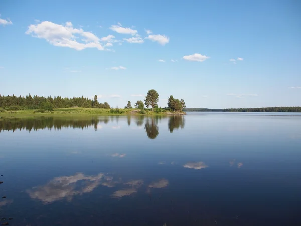 Красивое озеро на севере Карелии, Россия — стоковое фото