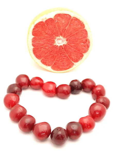 Hati dari buah ceri dan jeruk — Stok Foto