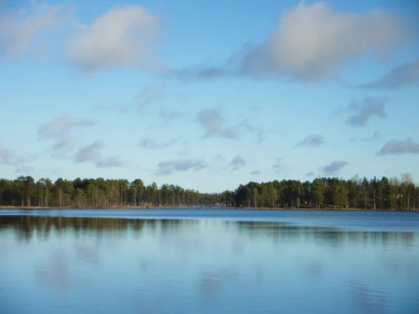 Costa del lago en el otoño — Foto de Stock