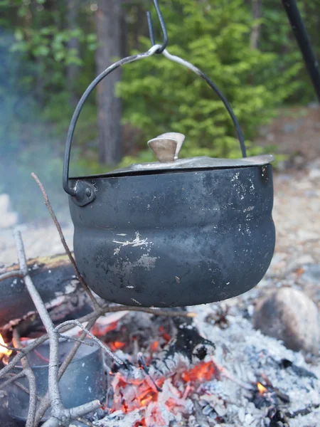 伝統的なキャンプファイアーの料理 — ストック写真