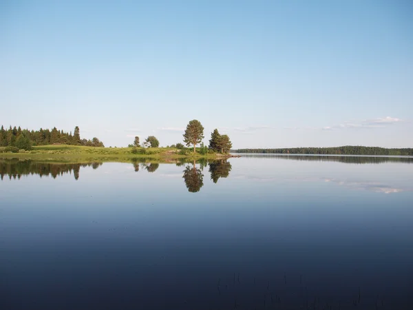 Hermoso lago en el norte de Karelia, Rusia — Foto de Stock