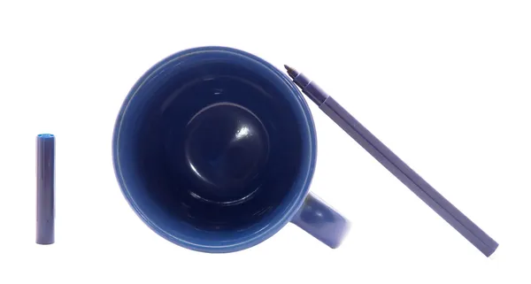 Синя чашка і фетрова ручка на білому тлі — стокове фото