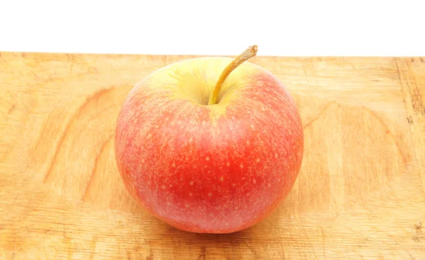 Jablko na řezací desce — Stock fotografie