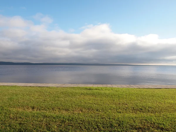 Lago, o céu e a grama — Fotografia de Stock