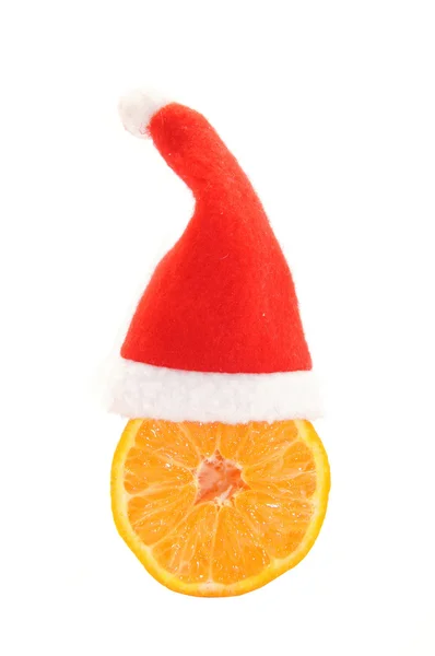 Boné de Papai Noel e laranja isolado no fundo branco — Fotografia de Stock