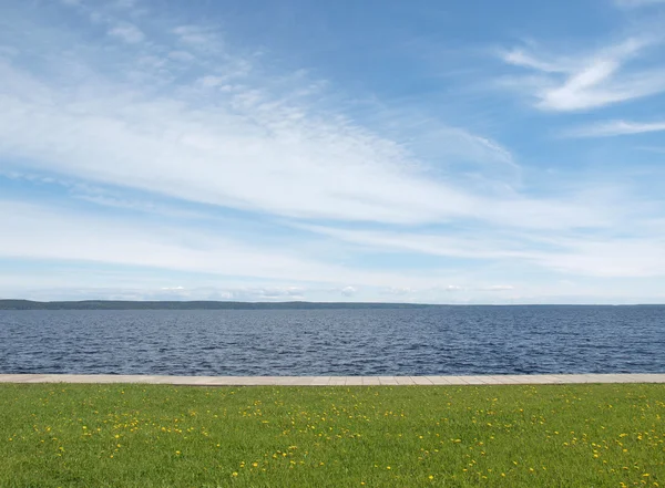 Sjön, himlen och gräset — Stockfoto