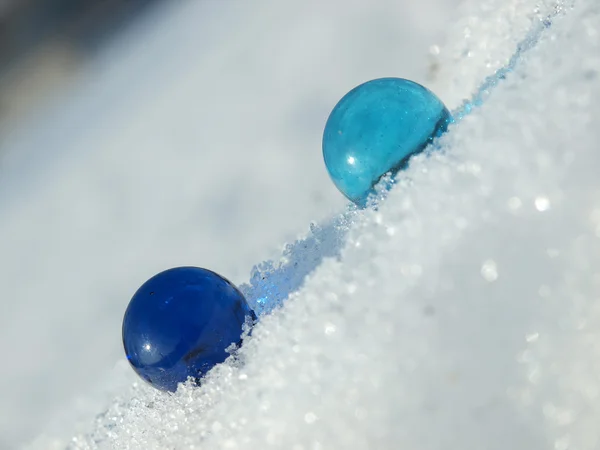 Las bolas sobre la nieve — Foto de Stock