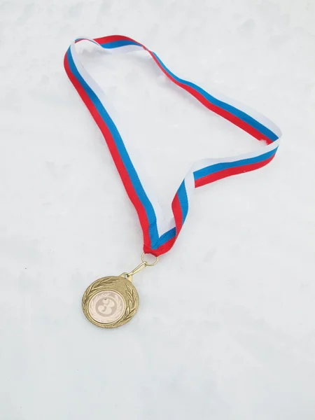 Медаль и снег — стоковое фото
