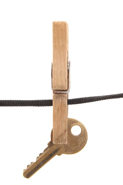 Sleutel, wasknijper en touw op een witte achtergrond — Stockfoto