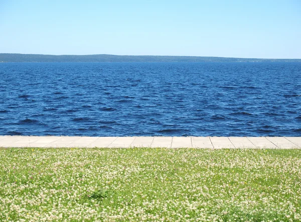 Lago, el cielo y la hierba — Foto de Stock