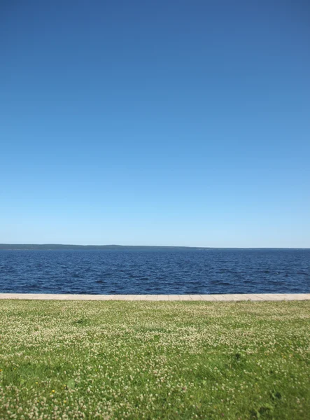 Sjön, himlen och gräset — Stockfoto