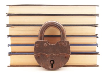 eski kilitler ve beyaz zemin üzerine kitaplar