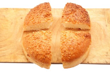 beyaz zemin üzerine susam ile topuz