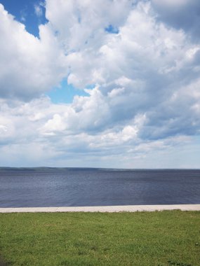 Göl, gökyüzü ve çim. Petrozavodsk, Rusya, Karelya