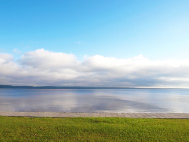 Göl, gökyüzü ve çim