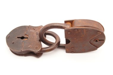 Beyaz bir arka plan üzerinde eski kilitler