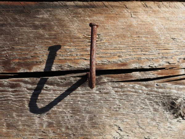 Clou plié dans un mur en bois — Photo