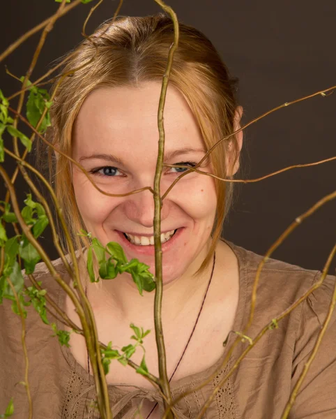 Chica con planta —  Fotos de Stock