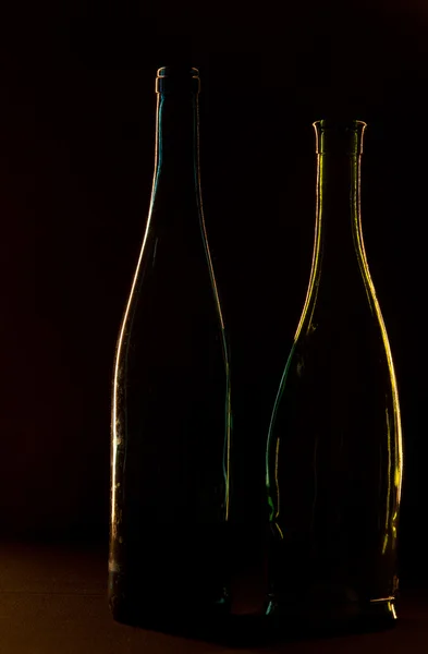 黒い背景にボトル — ストック写真