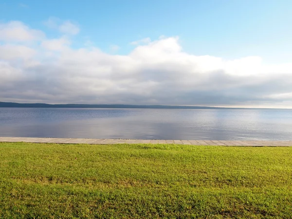 Lake, de hemel en gras — Stockfoto