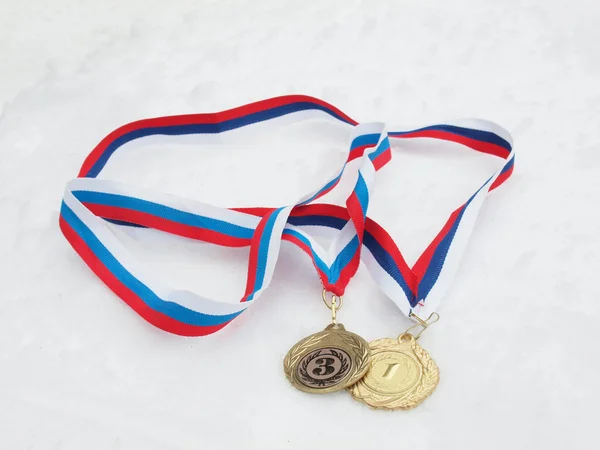 Medalhas em uma neve — Fotografia de Stock