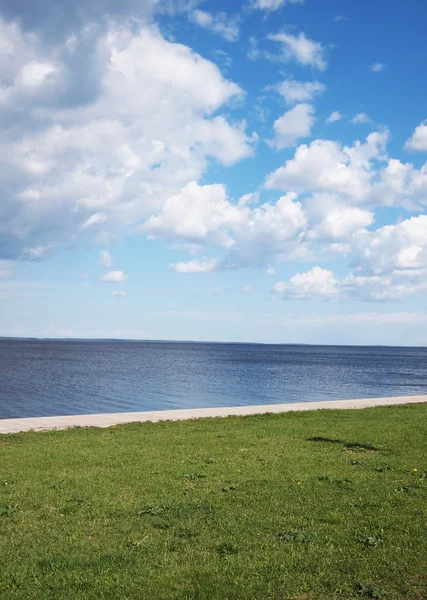 Lago, o céu e a relva. Petrozavodsk, Rússia, Carélia — Fotografia de Stock