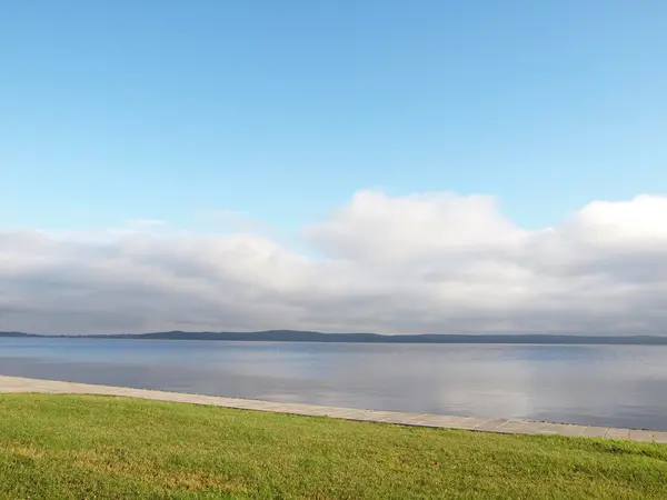 Sjön, himlen och gräset — Stockfoto