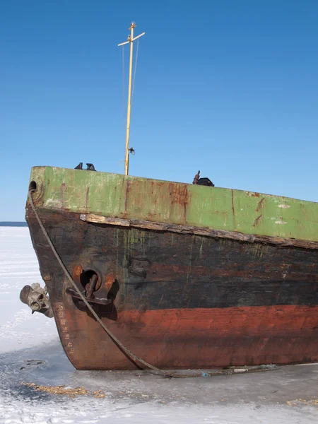 Vieux bateau sur le lac en hiver — Photo