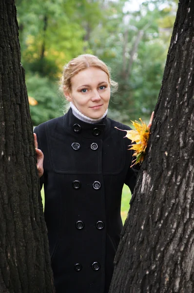 Mujer en el parque de otoño — Foto de Stock