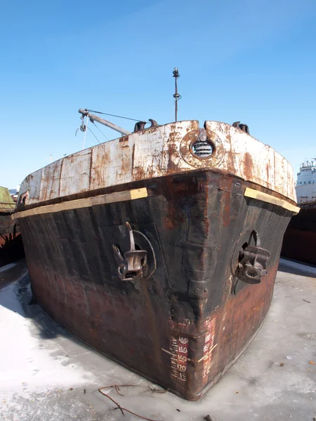 Oude schip op het meer in de winter — Stockfoto