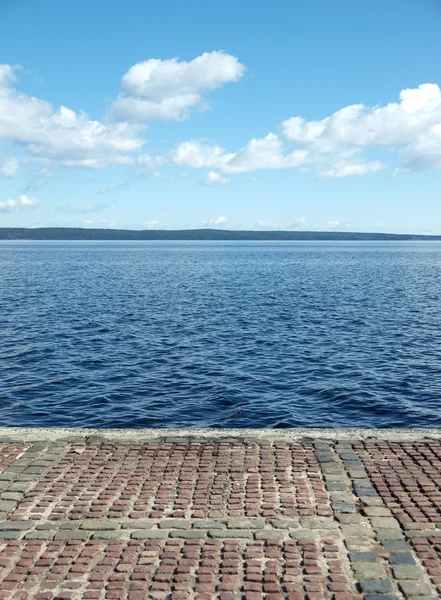 Stein, Wasser und Himmel — Stockfoto