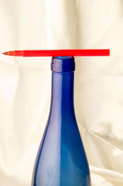 Fles en vilt-tip pen op een zwarte achtergrond — Stockfoto