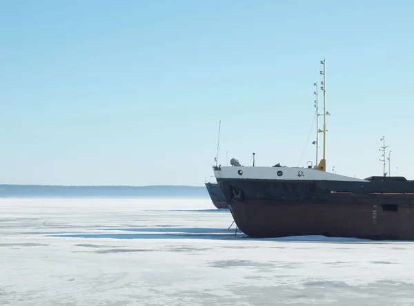 Les bateaux sur le lac gelé — Photo