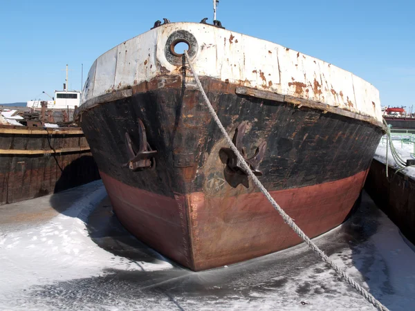 Oude schip op het meer in de winter — Stockfoto