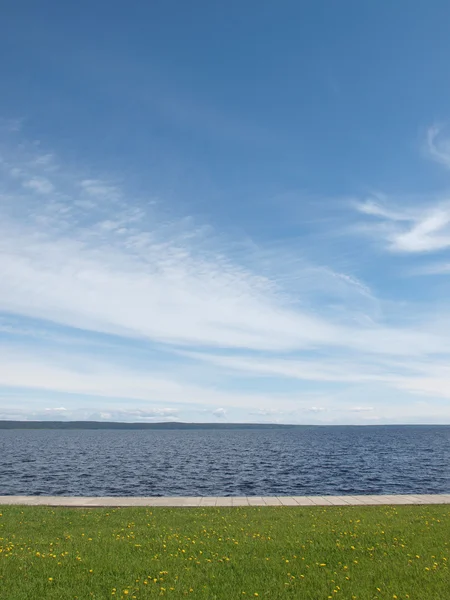 Sjön, himlen och gräset — Stockfoto