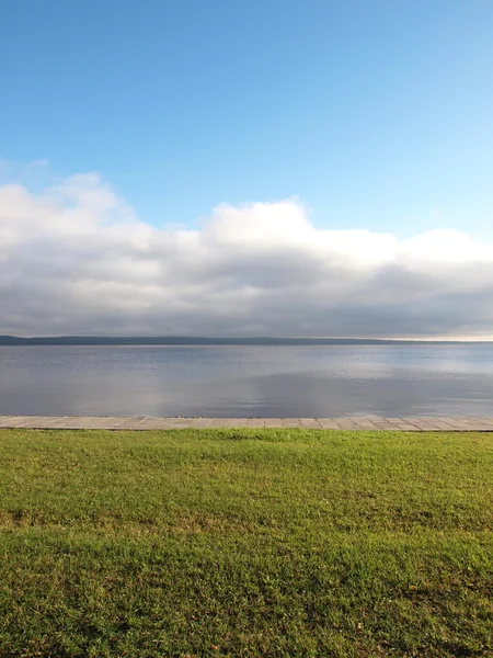 Lago, o céu e a grama — Fotografia de Stock