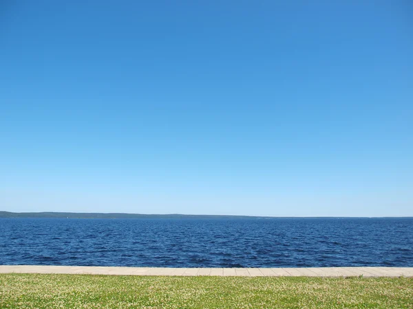湖、空と草 — ストック写真