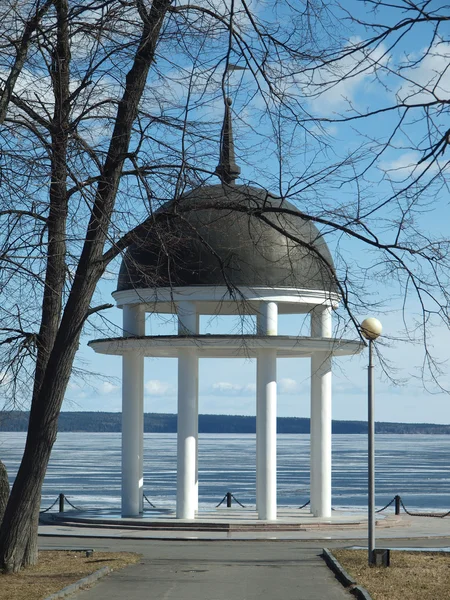 湖の海岸に円形建築 — ストック写真