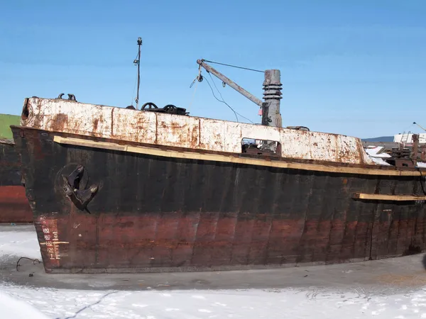 Старый корабль на озере зимой — стоковое фото