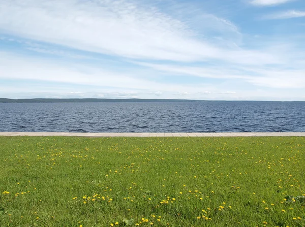 See, Himmel und Gras — Stockfoto