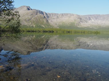 Dağlarda göl